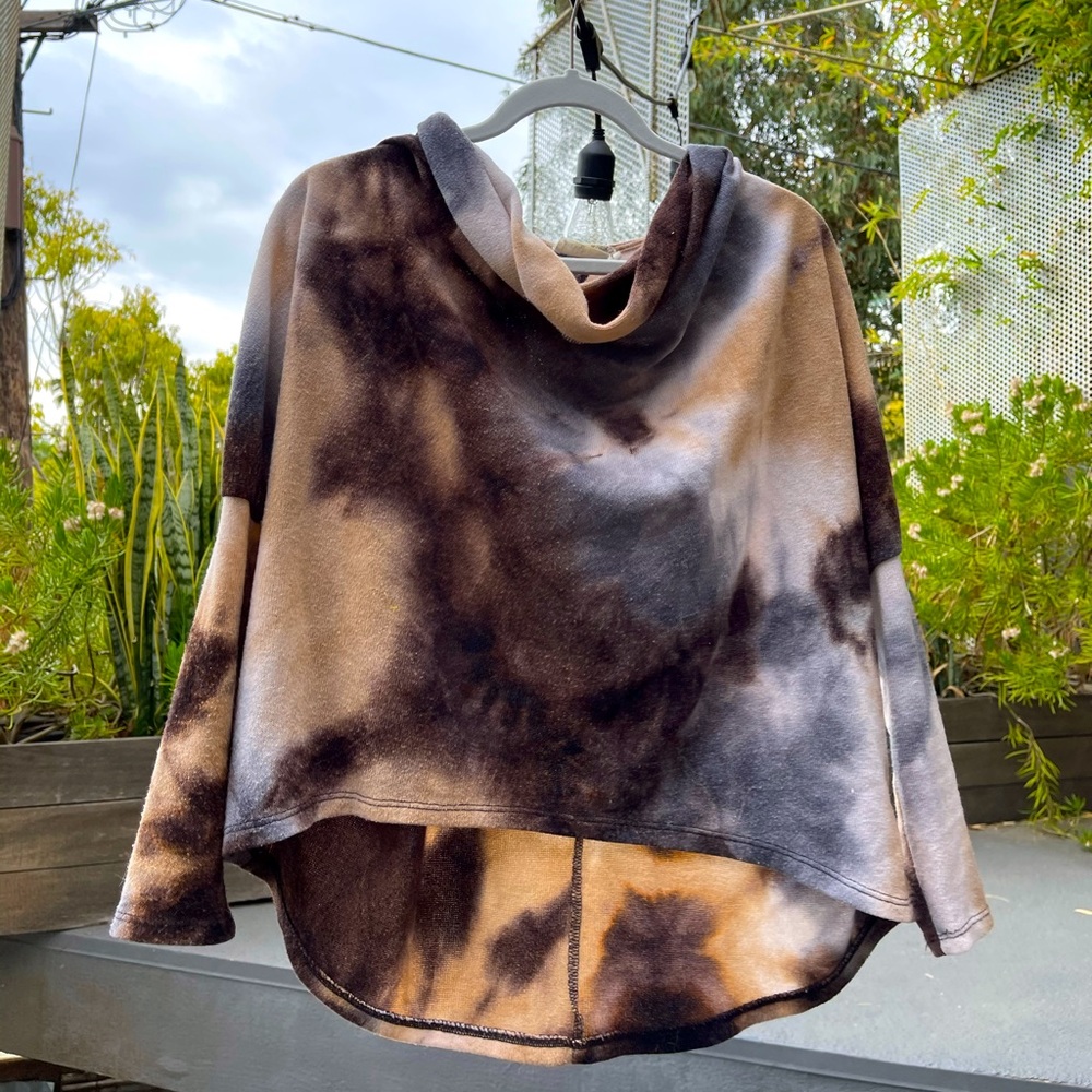 SOLD | Tie-Die Cowl Neck Groovy 70s Top 🤎💫